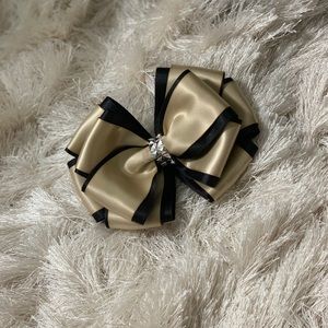 Look at this bow, the cutes thing !